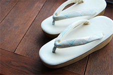 雨草履・雨コートなどの準備